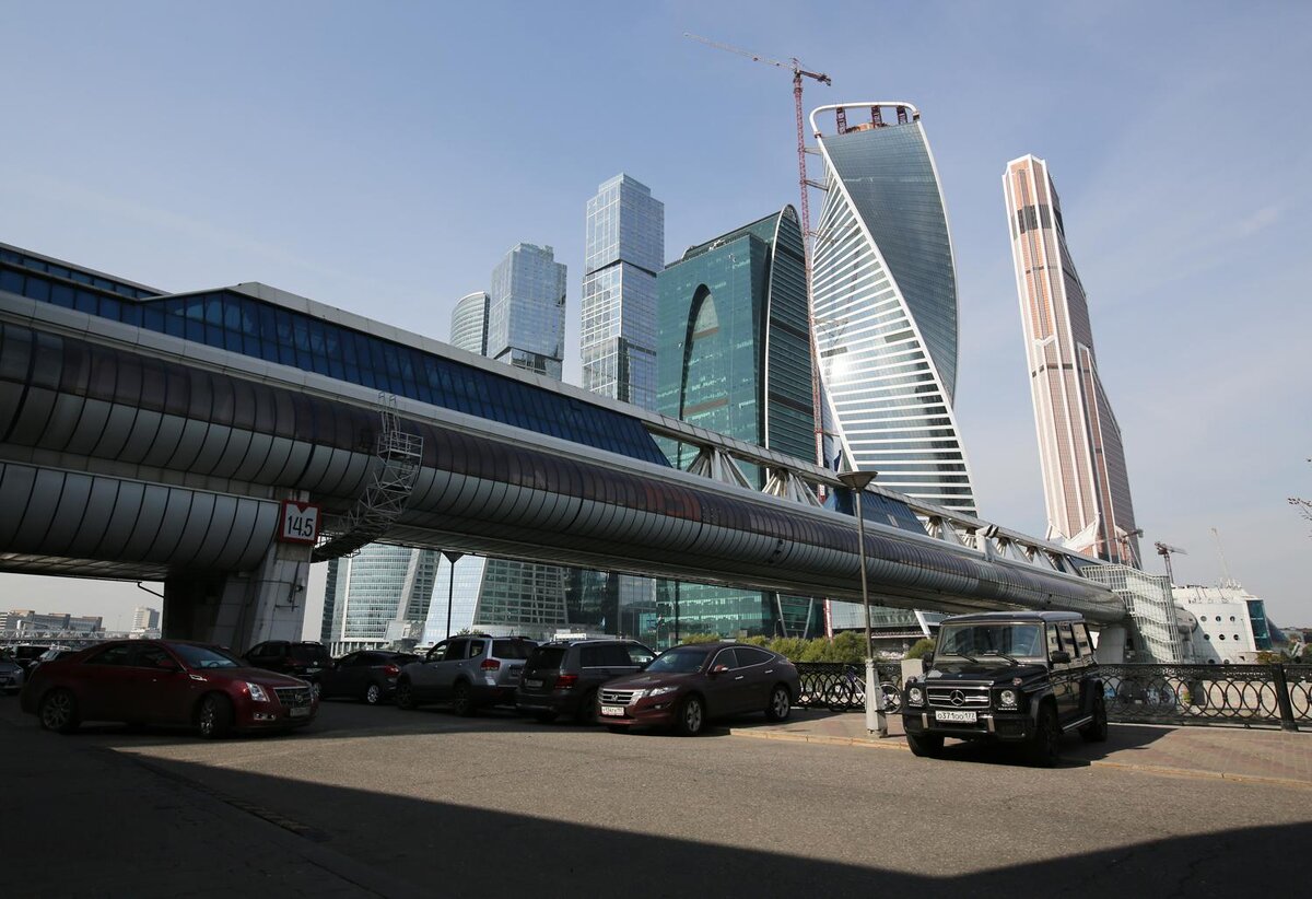 Andrey Rudakov / Bloomberg via Getty Images📷Торгово-пешеходный мост «Багратион», архитектор Борис Тхор, конструктор Владимир Травуш, 1997