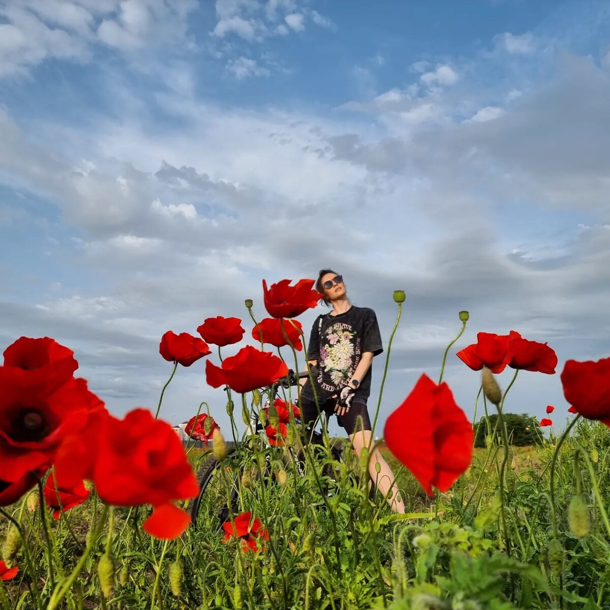 Я с целой ногой, в поле маков)