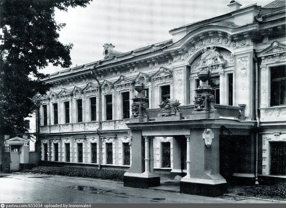 Парадный вход выделен балконом с двумя декоративными вазонами