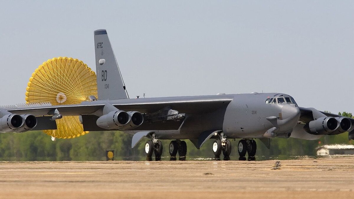 Стратегический бомбардировщик B-52 Stratofortress ВВС США после посадки на авиабазе Барксдейл, Луизиана. Фото: commons.wikimedia.org