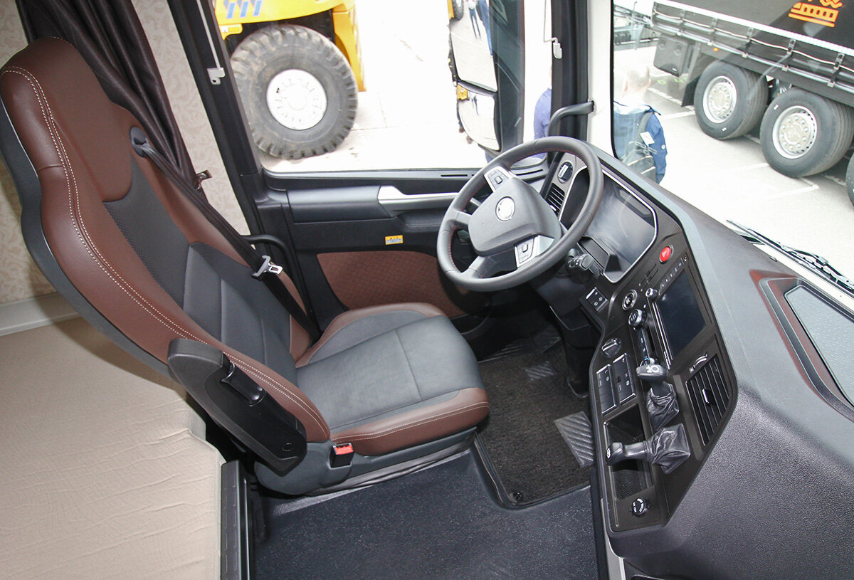 FAW выводит на российский рынок новый магистральный тягач J7. Его разработали специально, чтобы конкурировать с грузовиками европейских брендов.-6