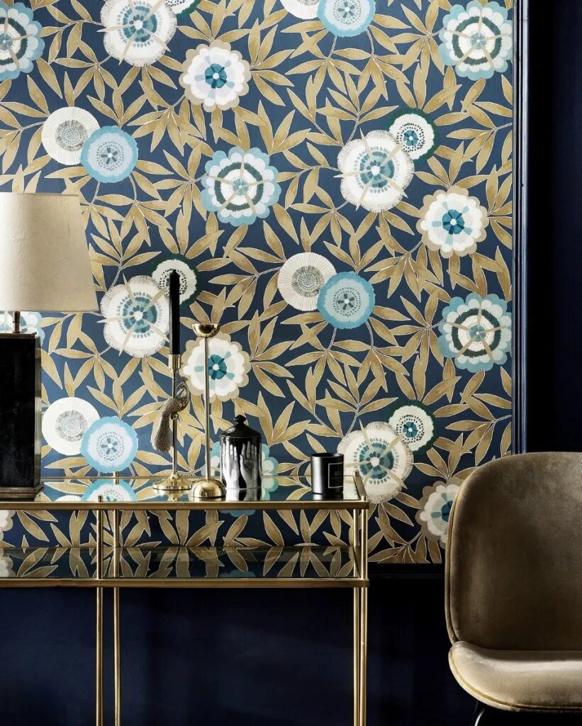 Настенные покрытия Harlequin Salinas — цветочные мотивы, полностью «облаченные» в геометрические круги + насыщенная цветовая гамма