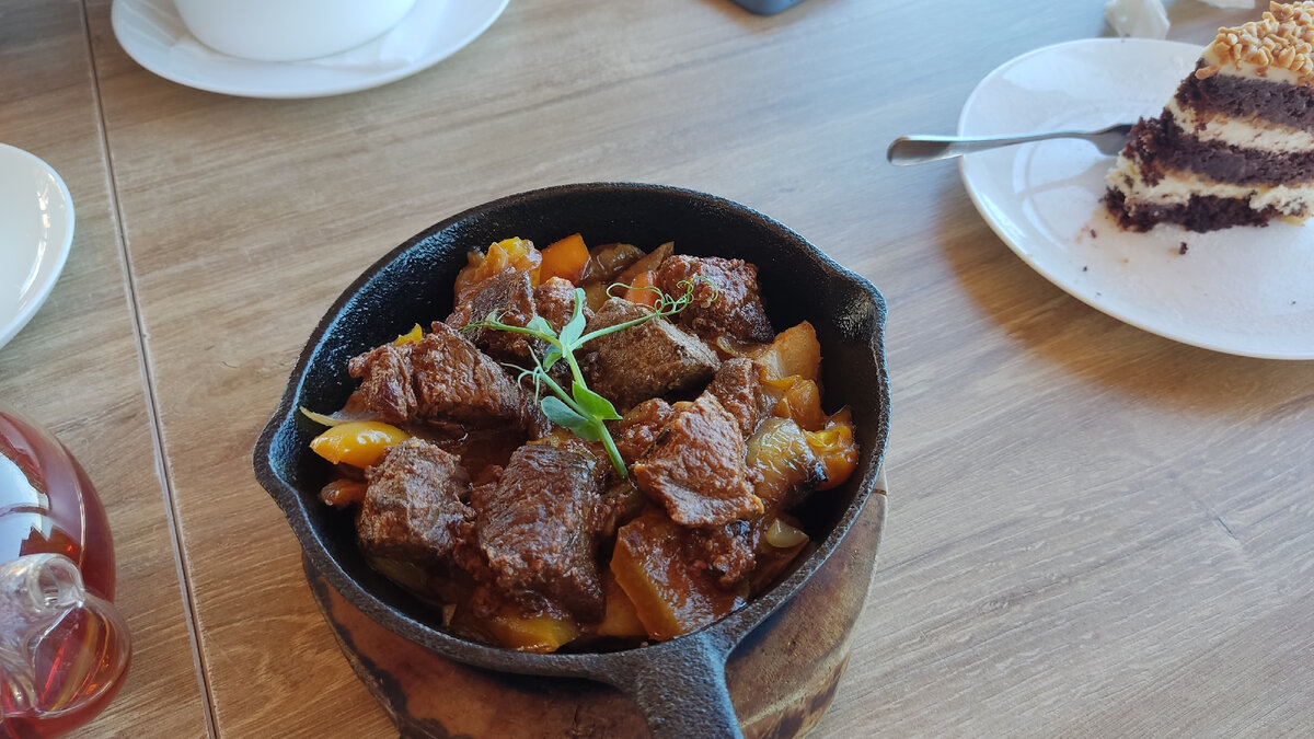 Жаркое порадовало количеством мяса и подачей на чугунной сковороде