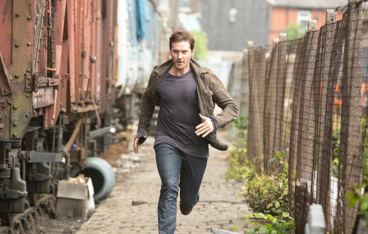 Кадры из сериала "Незнакомка (Незнакомец) / The Stranger", Великобритания, 2020