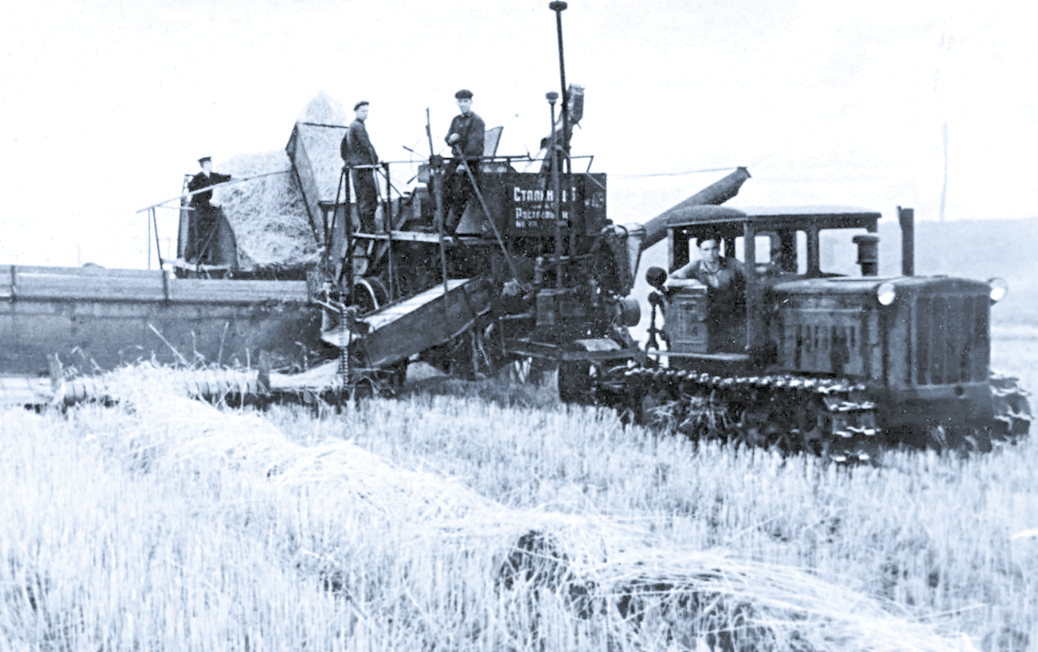 Первый советский прицепной зерноуборочный комбайн "Коммунар", фото 1949 г.