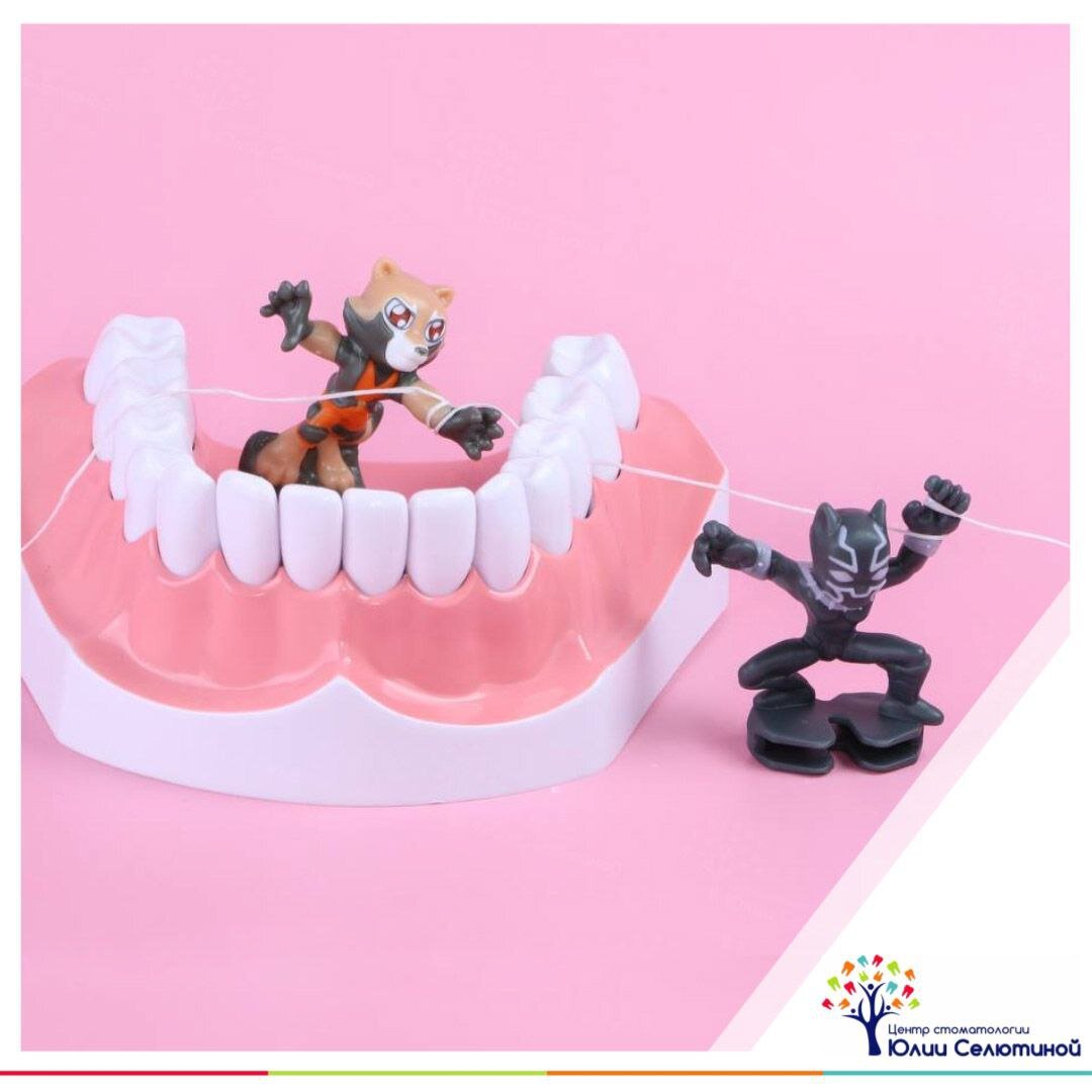  Зубная нить (она же флосс) удаляет мягкий зубной налет и остатки пищи, застрявшие между зубов. Использовать ее можно после каждого приема пищи.