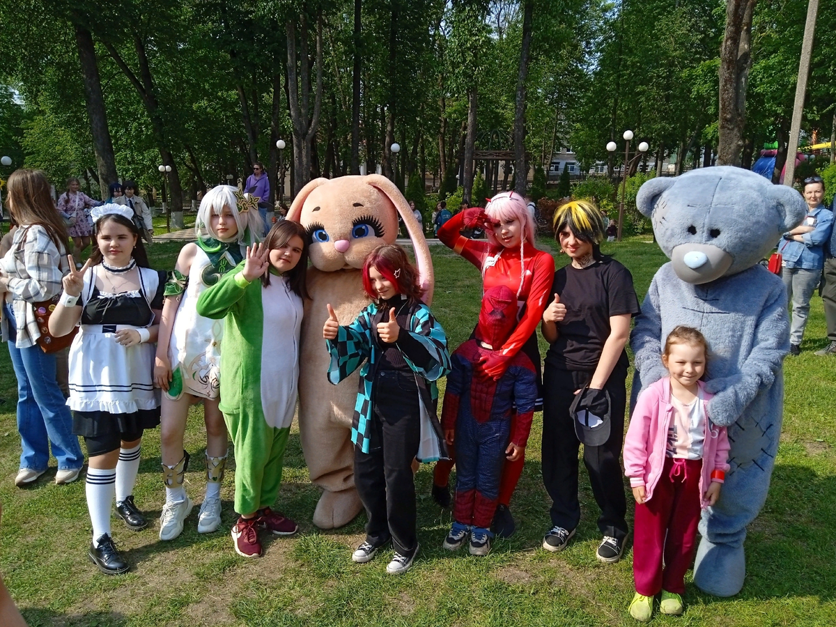 Косплейеры с ростовыми куклами