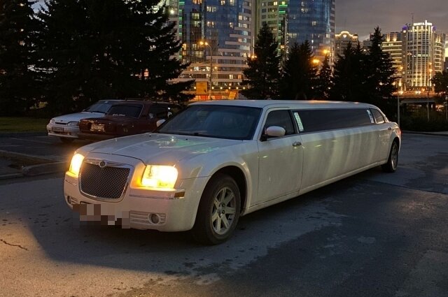    Один из самых небольших лимузинов в Новосибирске - Chrysler 300C. Фото: Предоставлено героем публикации