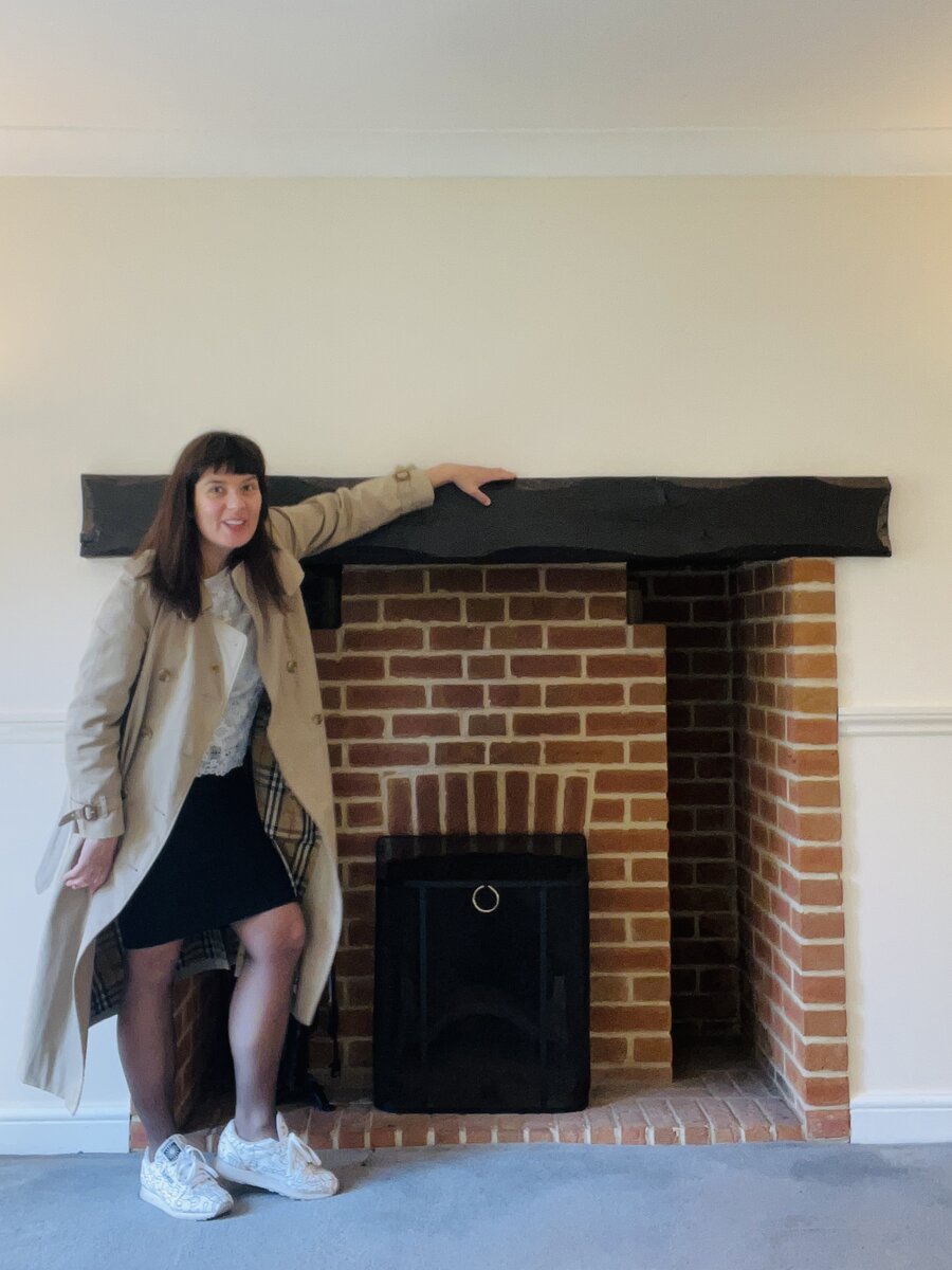 Вот такой большой камин в этом доме. Сейчас там, правда, стоит печка-буржуйка. Она греет лучше. Фотография из личного архива. 