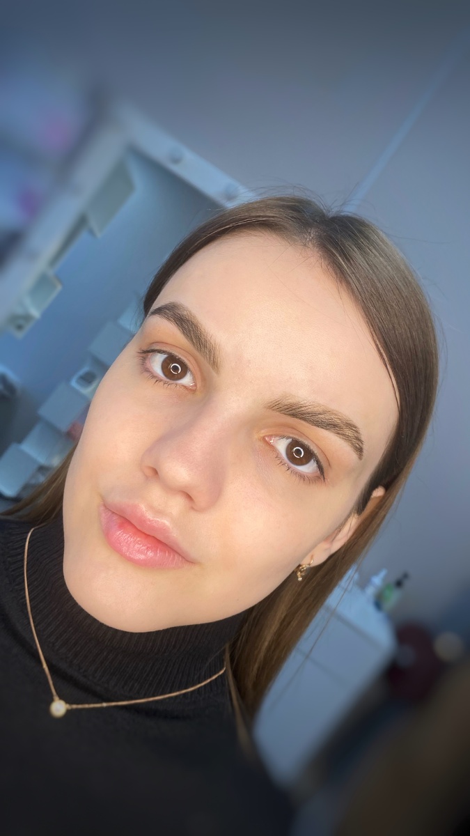 На фото коррекция и окрашивание бровей краской Bronsun