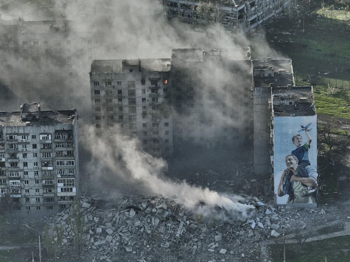    Поврежденные многоэтажные дома в Артемовске© AP Photo / Libkos