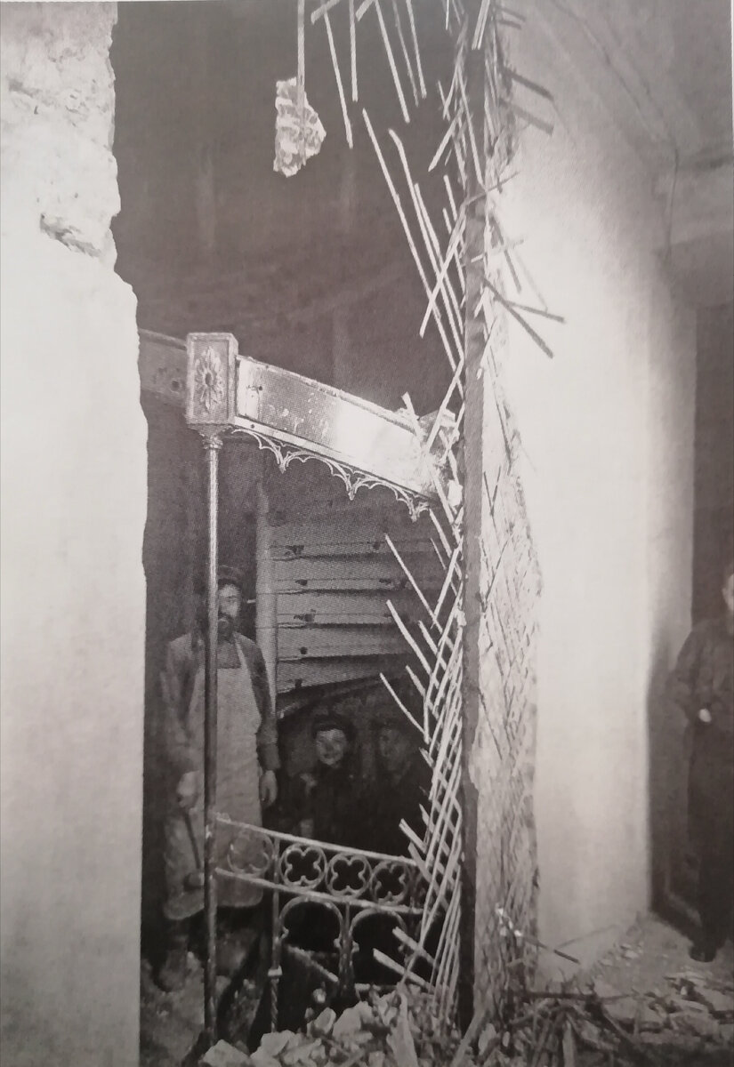 Разрушение винтовой лестницы на половине Николая II в Зимнем дворце, фото конца 1920-х годов.