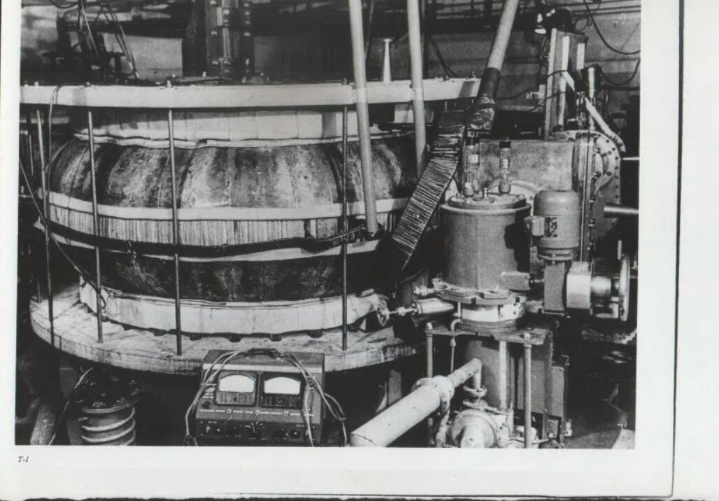 Первый в мире ТОКАМАК ТМП (СССР), был сконструирован в 1958 году в Курчатовском институте. С него началась эпоха получения управляемого термоядерного синтеза.