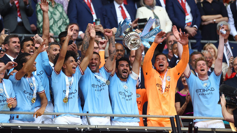    Игроки «Манчестер Сити» празднуют победу в Кубке Англии. Reuters