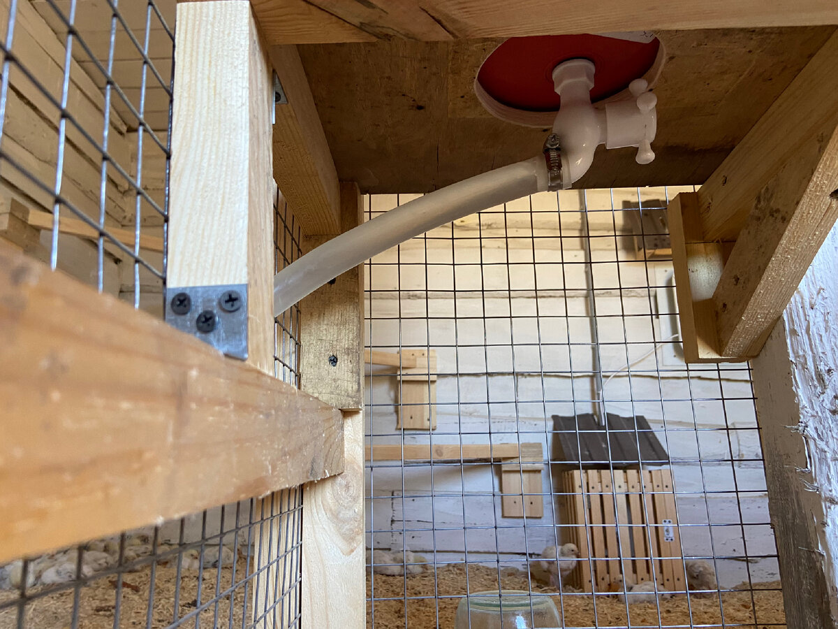 Вид снизу: ведро, снизу вкручен кран, от него шланг для воды и далее в пвх трубы где сами ниппели