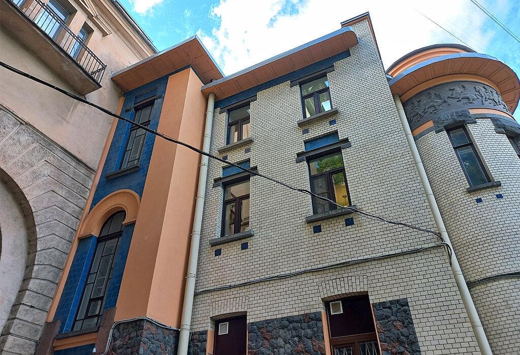 Отделочные материалы: сердобольский и пютерлакский гранит, облицовочный желтоватый кирпич, синяя майолика и терракотовая штукатурка