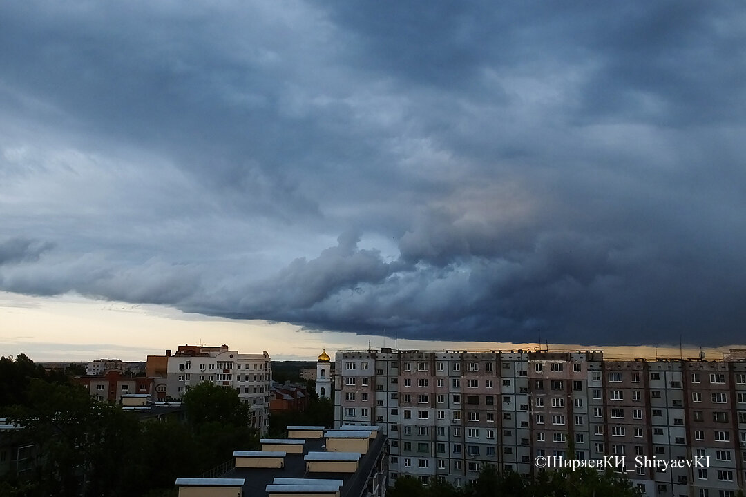 В окне 9-го этажа