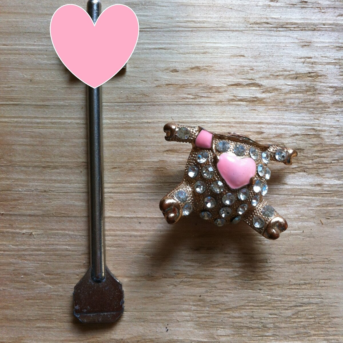    Сломанные ключ и брелок