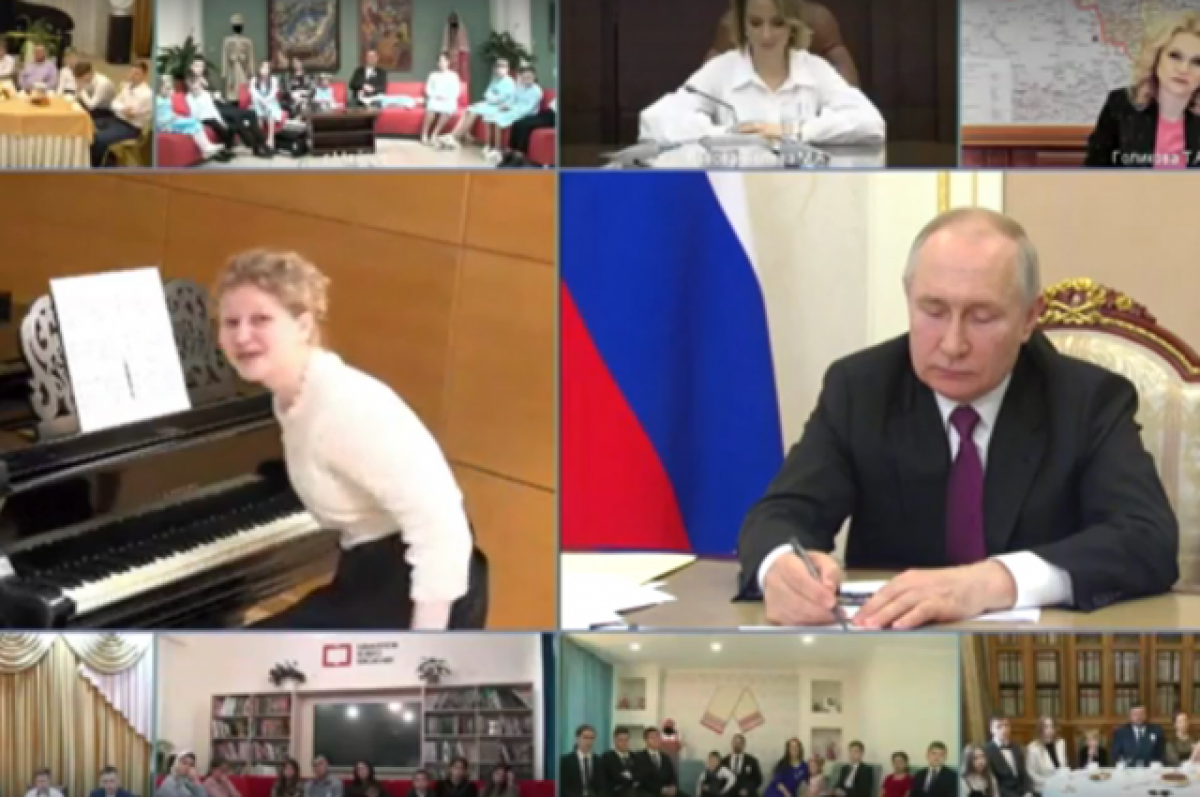    Семья Букреевых из Новосибирска спела песню для президента РФ Путина
