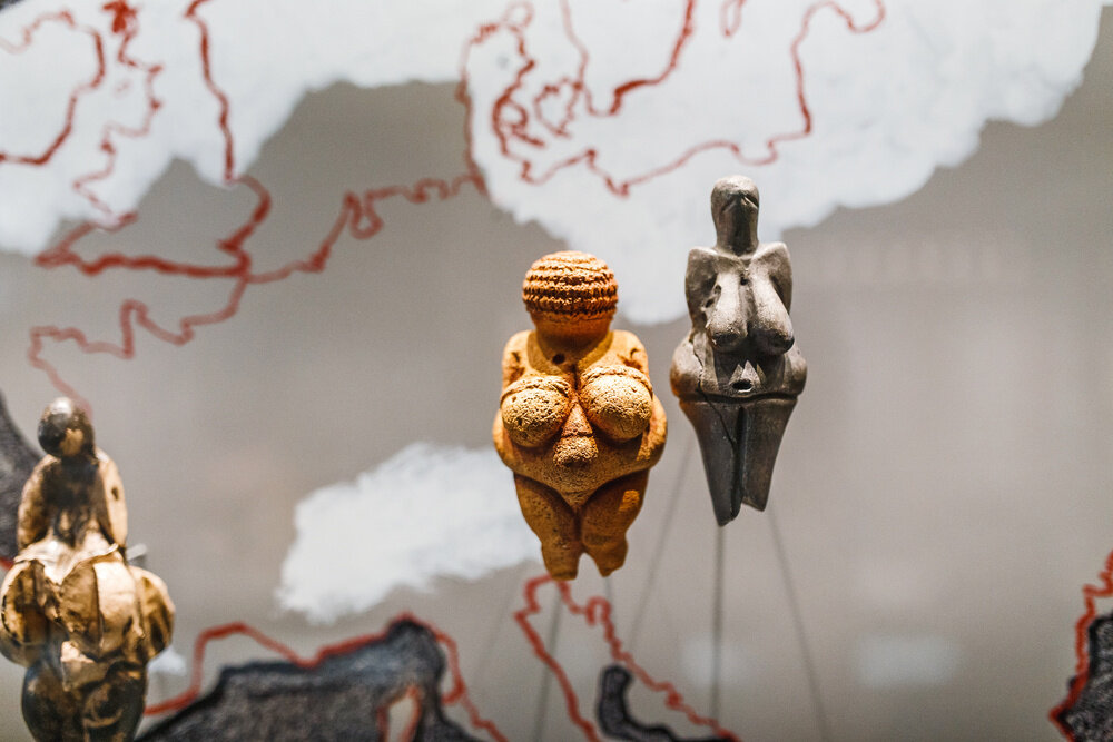 Венера Виллендорфская — древний артефакт языческой богини-матери, возраст статуэтки — 29 тысяч лет. Музей естественной истории Вена, АвстрияФото: © frantic00 / Shutterstock / FOTODOM