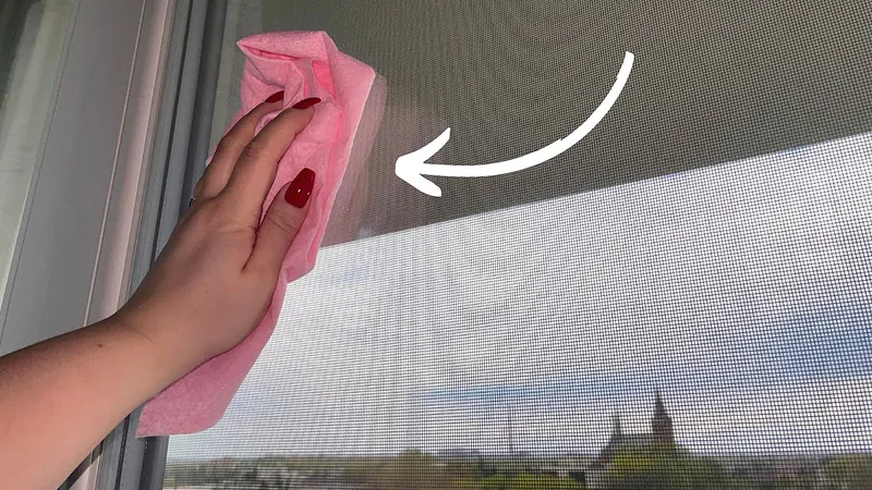 Verschmutzte Fenster sehen unansehnlich aus, insbesondere wenn in der Sonne Schlieren sichtbar sind. Spektakuläre Vorhänge oder Jalousien helfen hier nicht weiter.-3