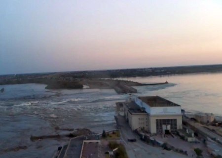    Разрушена плотина Каховской ГЭС на Днепре. Идёт неконтролируемый сброс воды