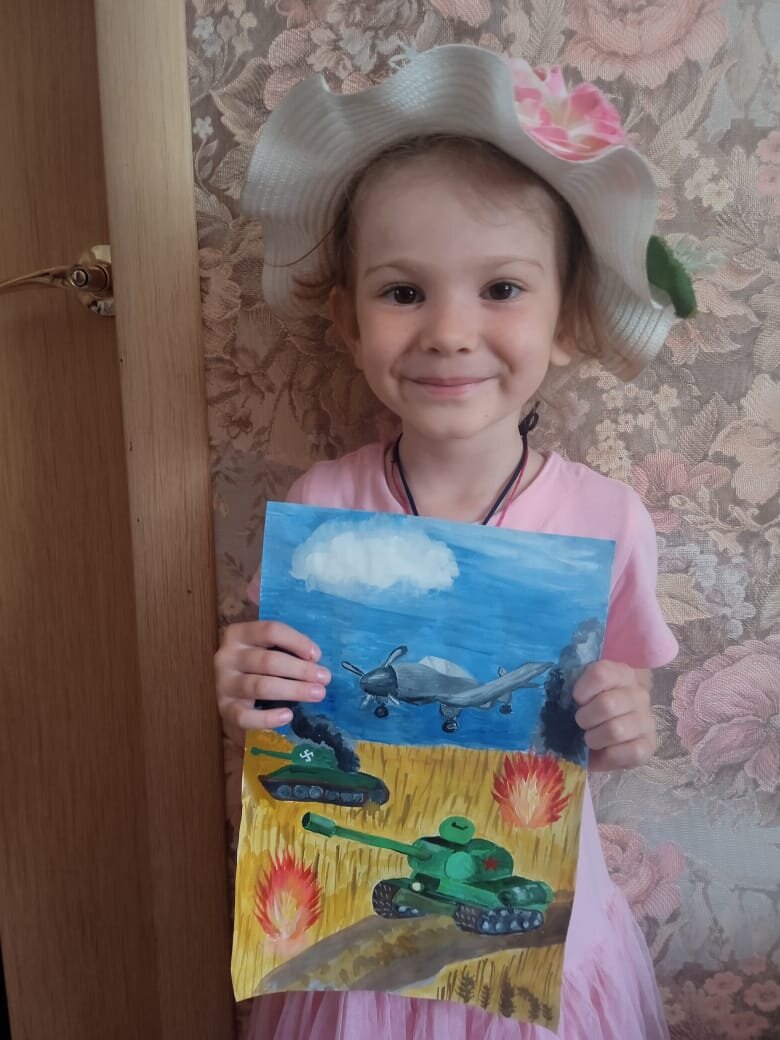 Уже шла на улицу, надела шляпу, а мама вдруг попросила сфотографироваться с рисунком!