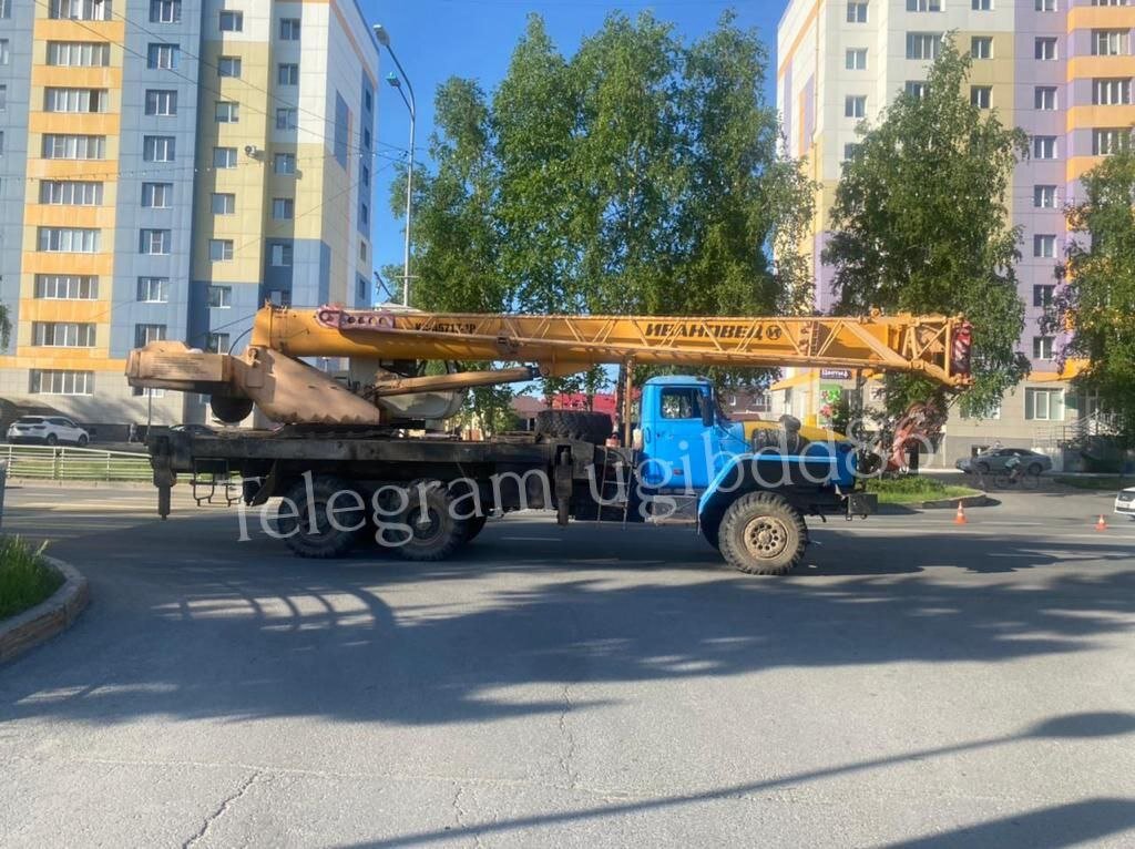    В Ханты-Мансийске женщина по собственной неосторожности попала под колеса автокрана