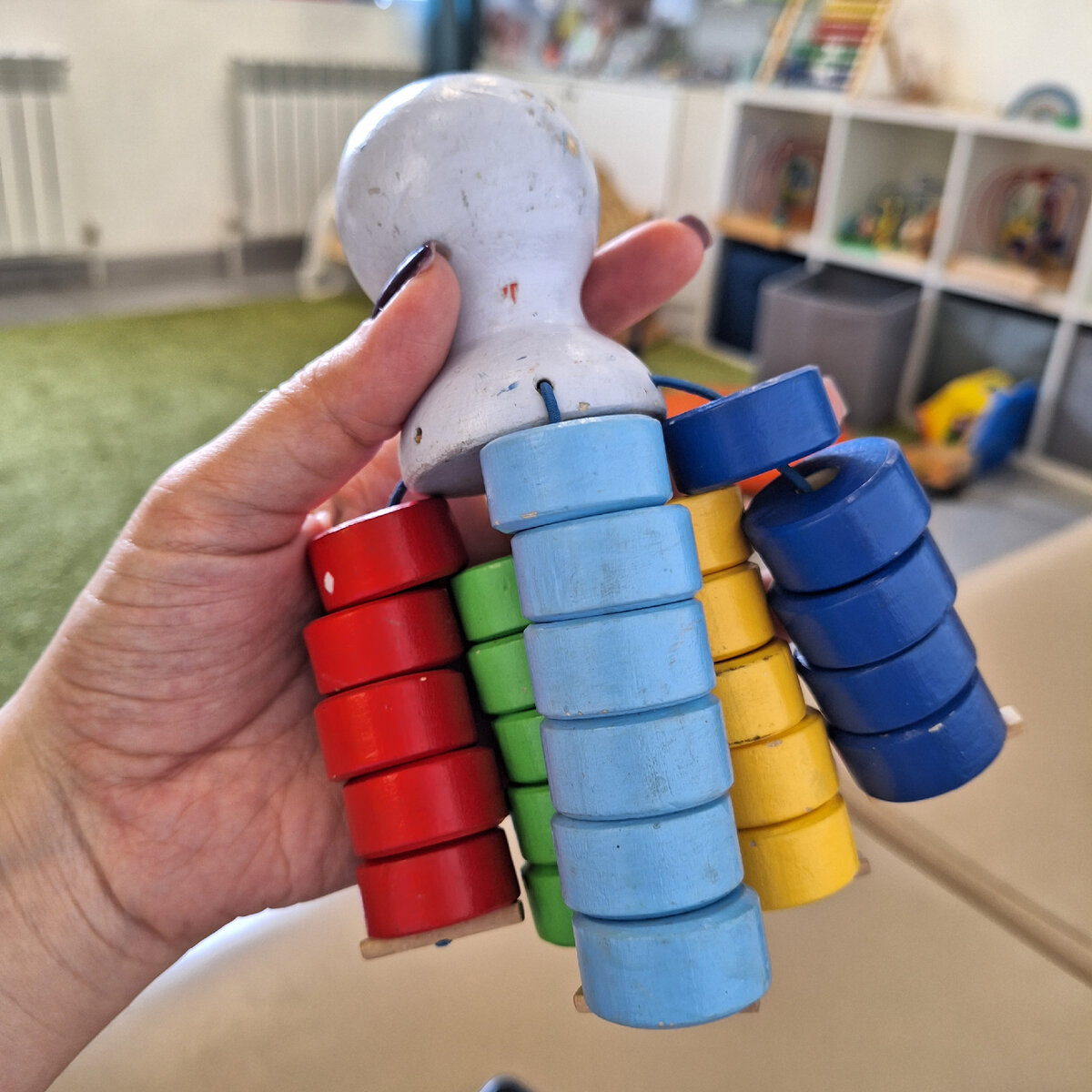 Развивающая-отвлекающая игрушка, смысл которой я лично не поняла)