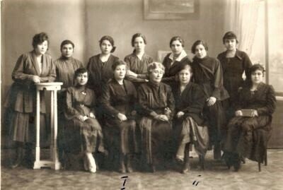 
Сагдат Еникеева (первый ряд, третья слева). Источник фото: mytashkent.uz