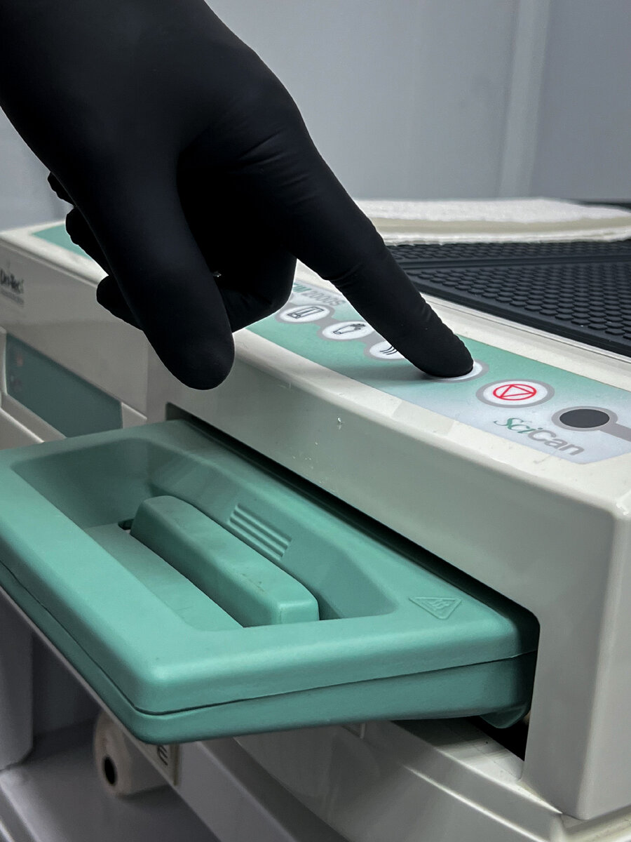 Подготовка инструмента, украшений и расходников в автоклаве S класса перед процедурой 