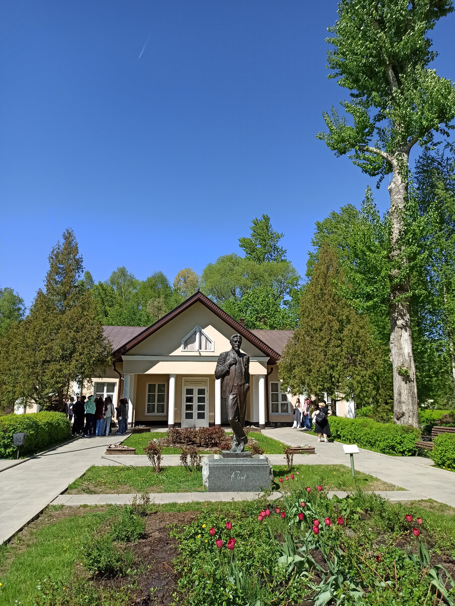 Памятник Чехову, театрально-выставочный центр ==>