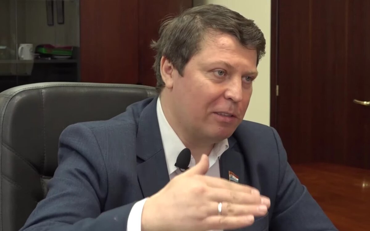 Всё о народе думает, заботится.