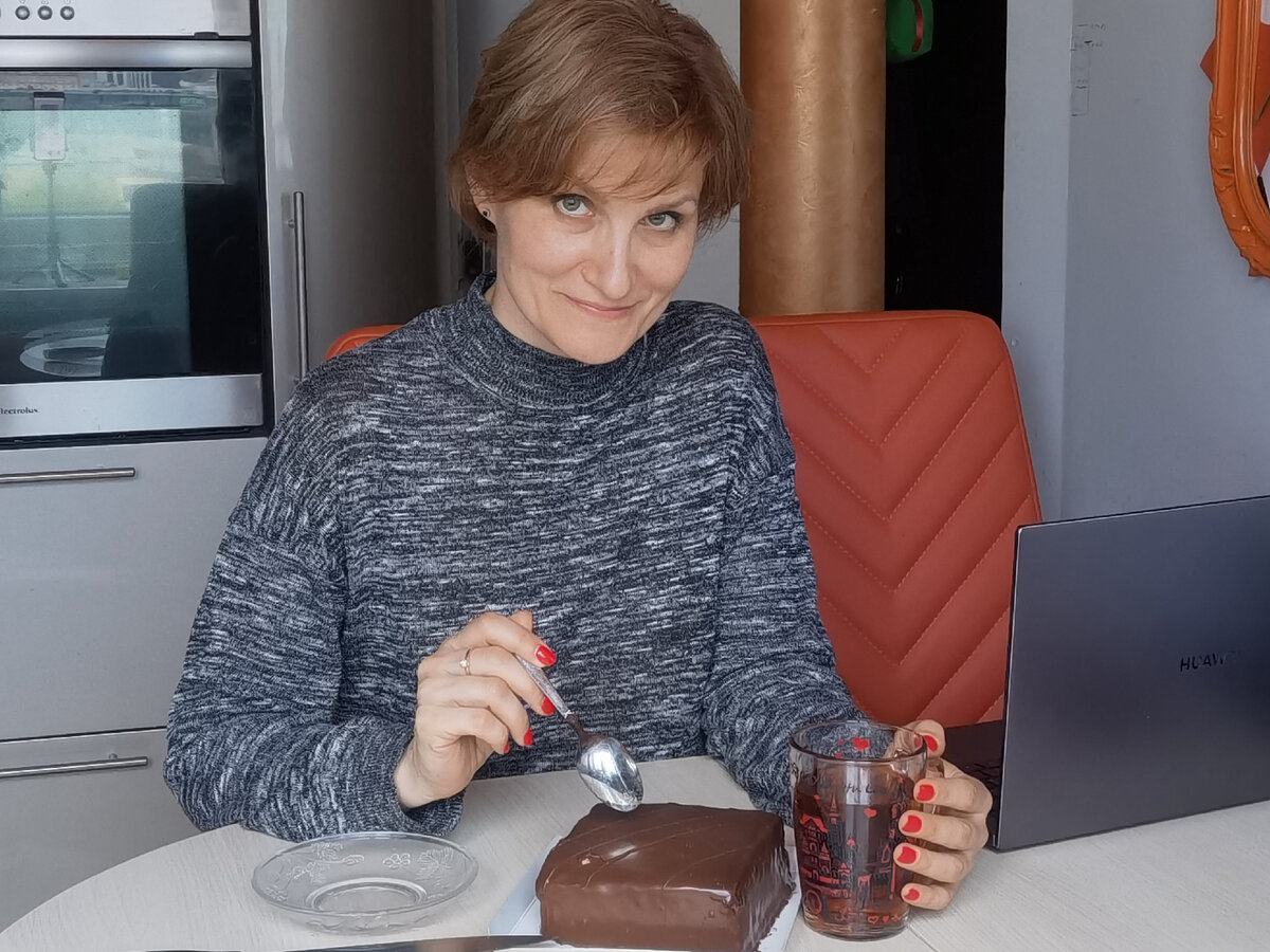 Это я. С тортом (нет, весь не съем). Последний кусочек - и решаюсь💪