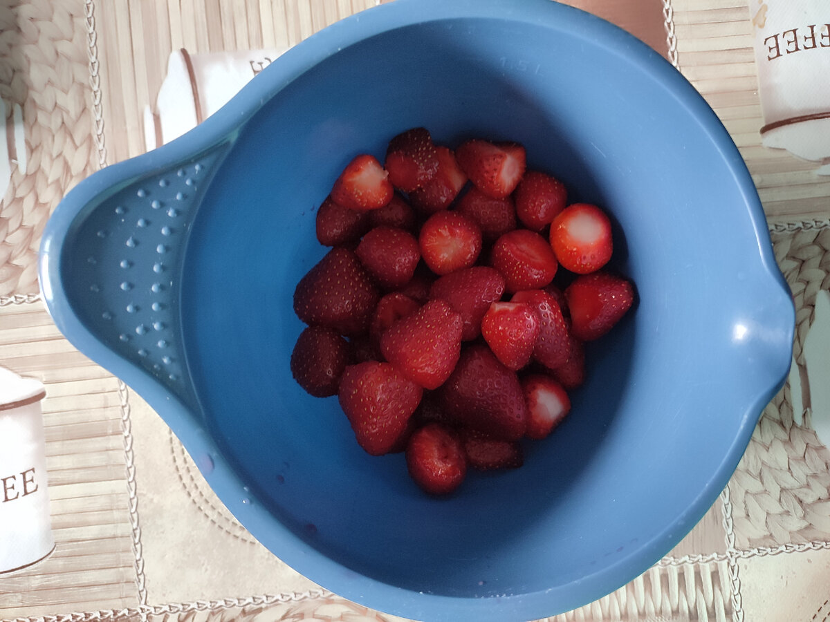 Клубнику помыть и убрать чашелистики