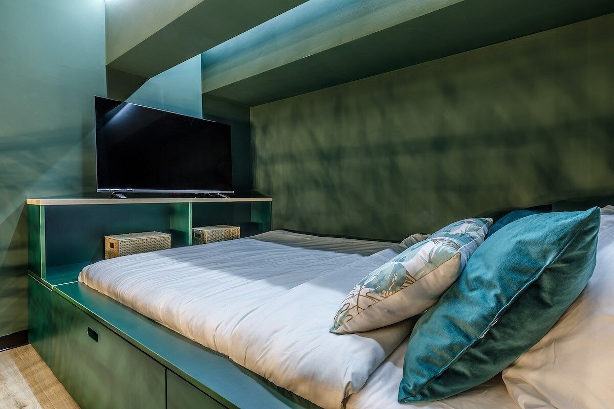 Поразительное преображение крохи на 18м² в уютную и многофункцинальную квартиру на 25м² со спальней и рабочей зоной.