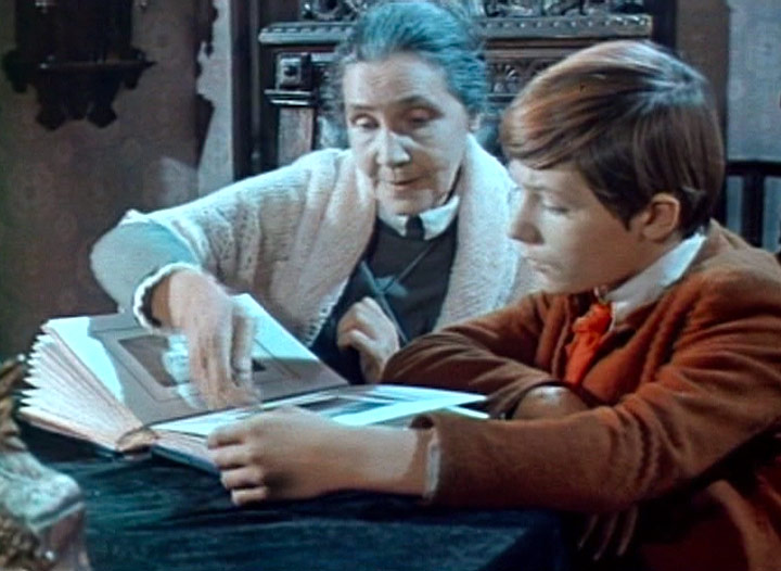 В летние каникулы кинематографисты всегда старались порадовать школьников новыми фильмами. Но так было давно, еще в советское время. Сейчас всем на это наплевать.-3