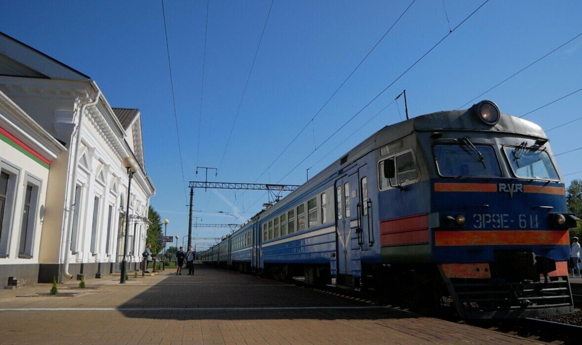 Электричка минск негорелое сегодня. Белорусская железная дорога. Поезд Беларусь. 001б Беларусь поезд. Электрички в Беларуси.