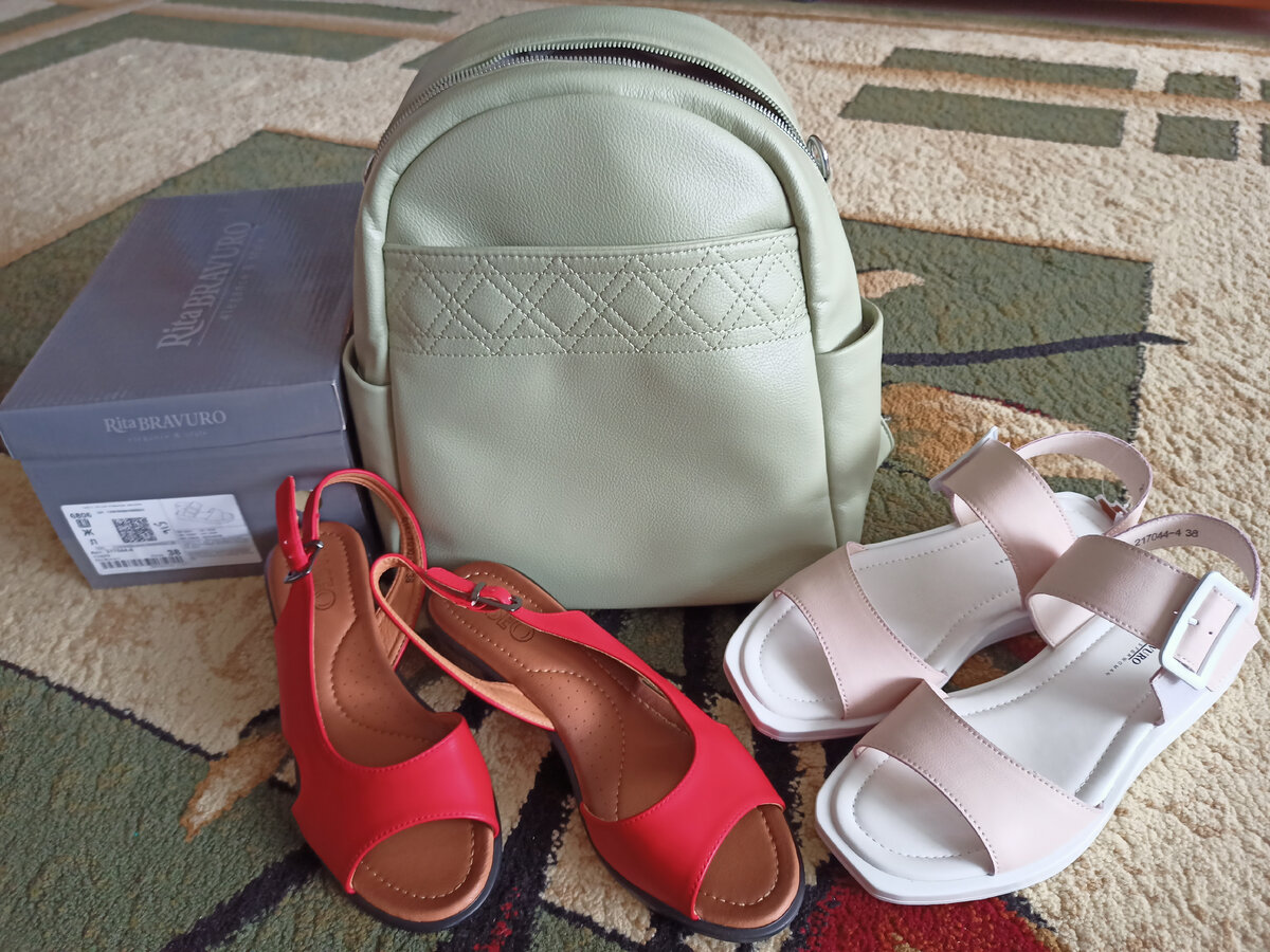 Покупки в магазине обуви Монро, женские босоножки и рюкзак