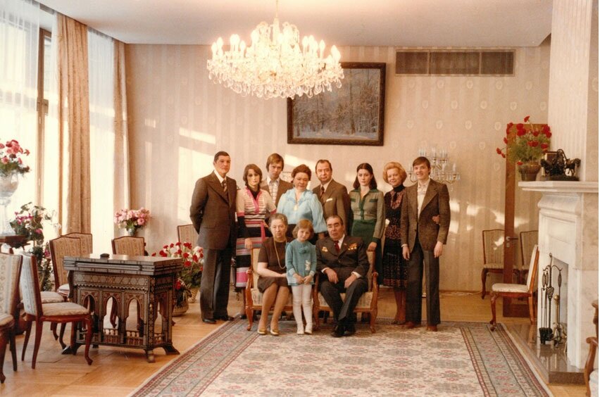 Брежнев в окружении семьи