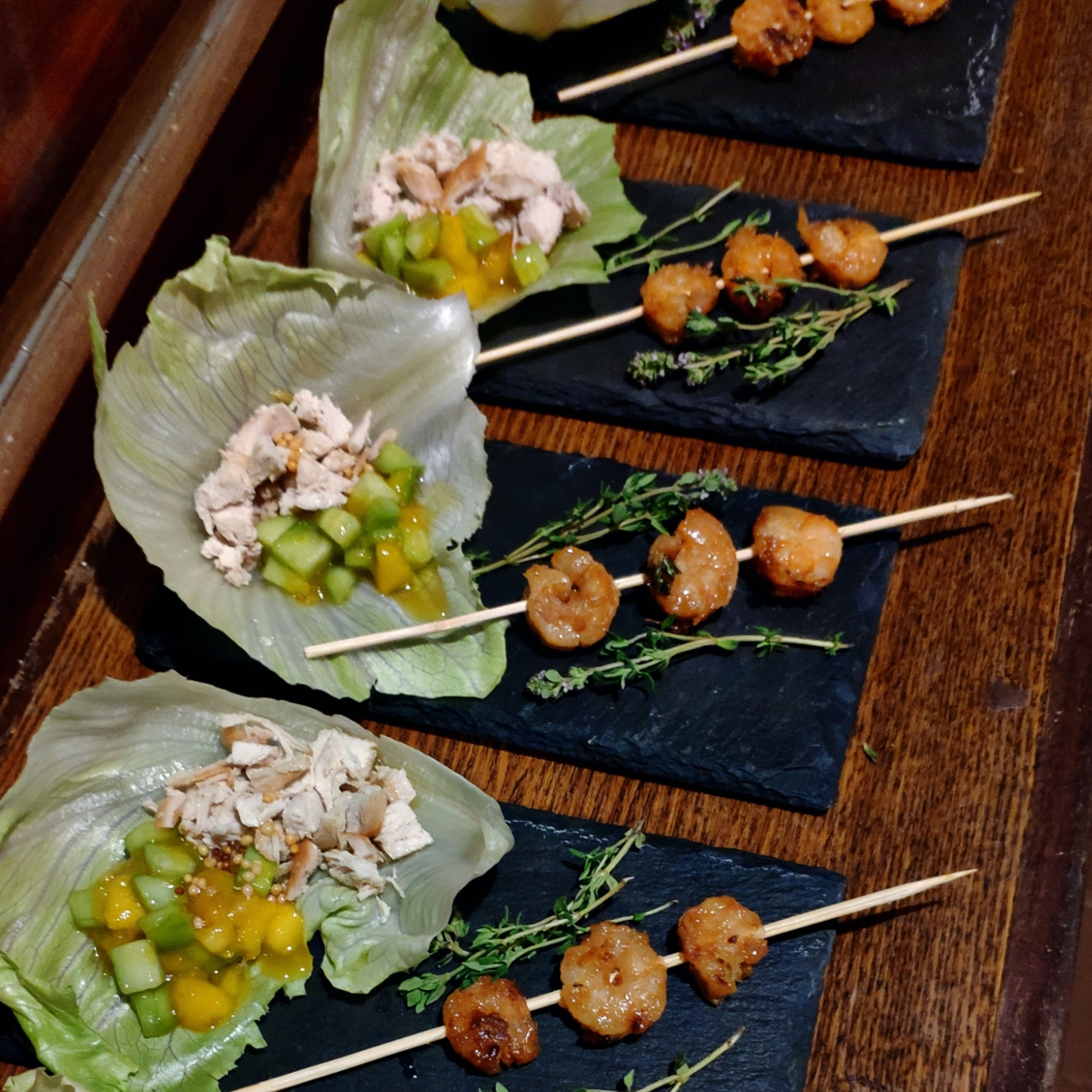 Салат из манго, огурца и курицы + креветки в лимонно-чесночной заправке