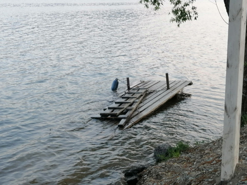 Видны только верхушки деревьев и крыши домов. Как сейчас выглядят ...