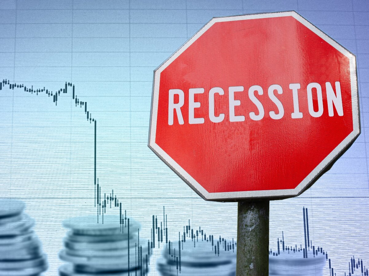 https://images.news18.com/ibnlive/uploads/2022/07/shutterstock_recession-gfx-1689740182-16588848904x3.png