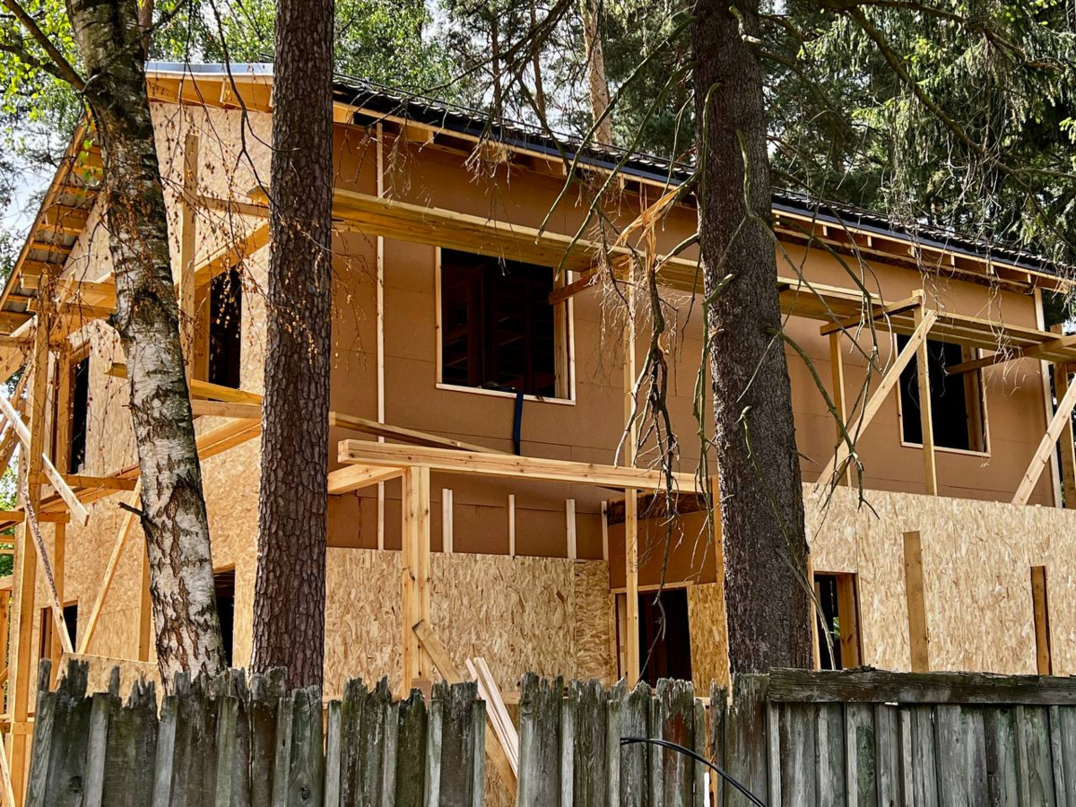 Дом строится на участке с вековыми соснами. Одной из важных задач проектирования было вписать проект на участок так, чтобы сохранить деревья. 