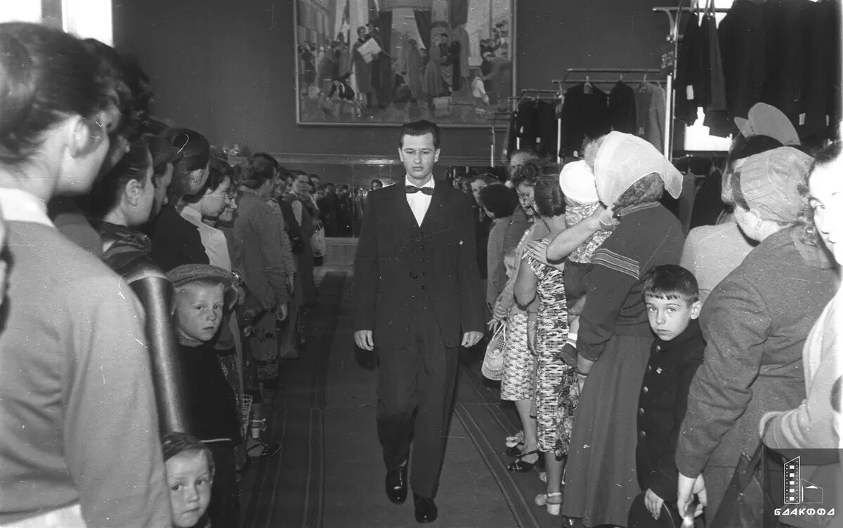 Фото: Закройщик ателье №1 Старых Дорог, Минская область, демонстрирует модели мужской одежды, 16 марта 1961 г. В организации по пошиву одежды районного масштаба также приезжали профессиональные манекенщики: демонстрации новых фасонов одежды нередко были настоящим событием для жителей райцентров и их окрестностей, о них заранее объявляли на предприятиях и в дни мероприятий сельских клубов. Фото из фонда БГАКФФД
