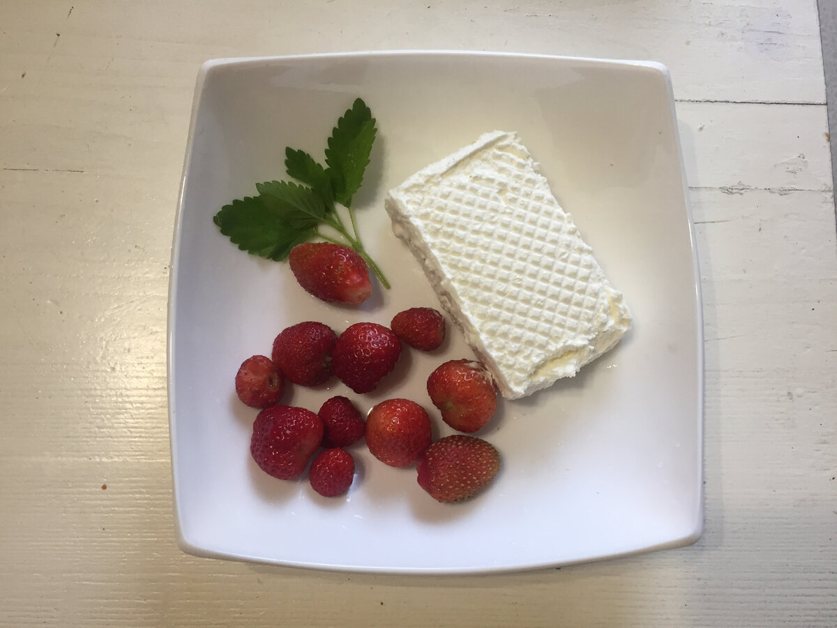 Мое любимое лакомство - мороженное с клубникой