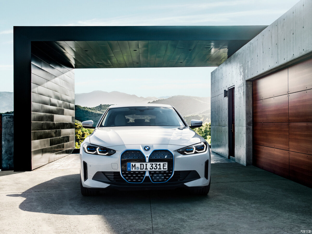 BMW i4 плавно катится и проходит повороты между превосходным сцеплением с дорогой и отсутствием крена кузова. 