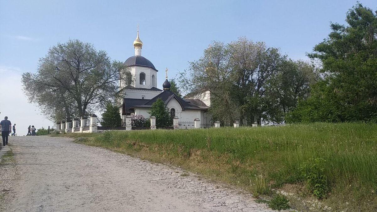 Жизнь - дорога, которая может вести как в гору, так и в болото... как к храму, так и в никуда. А выбор - ваш, и никто не имеет права делать его за вас. Это и есть взрослость. 