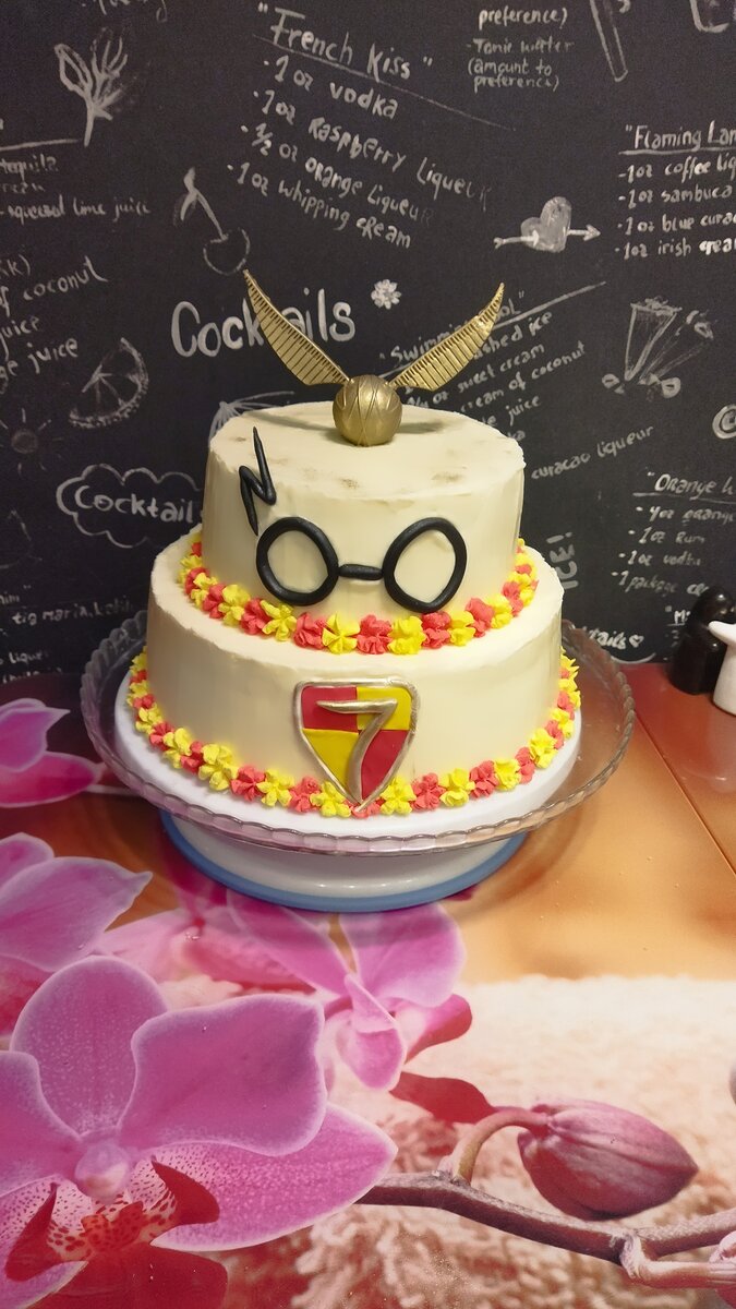 Бисквитные коржи, сливочный крем. Начинка абрикос и клубника. Украшения- мастика. Снитч- Бельгийский шоколад 😋