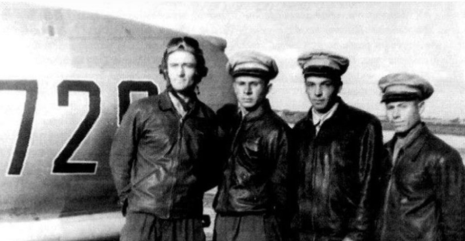 С. Крамаренко из 176-го гвардейского истребительного авиаполка ВВС СССР после выполнения боевого задания